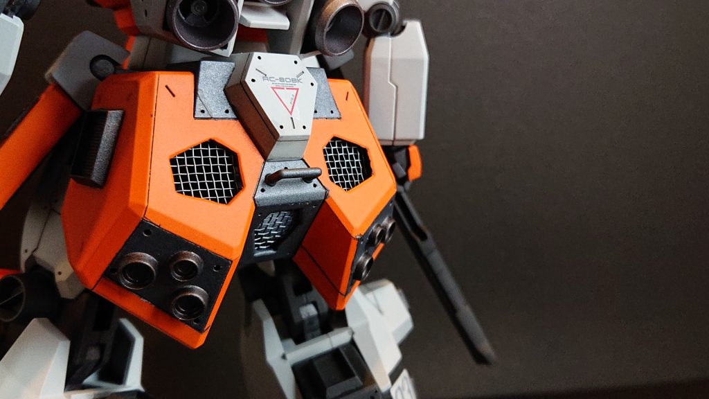 リアアーマーの熱核ジェットスラスターユニットは前方へ強烈な加速を生み出す。全備重量60t超の機体を1G下で高速ホバー移動させる事が可能。膨大な熱源を冷却するためのラジエーターユニットもセットされた。