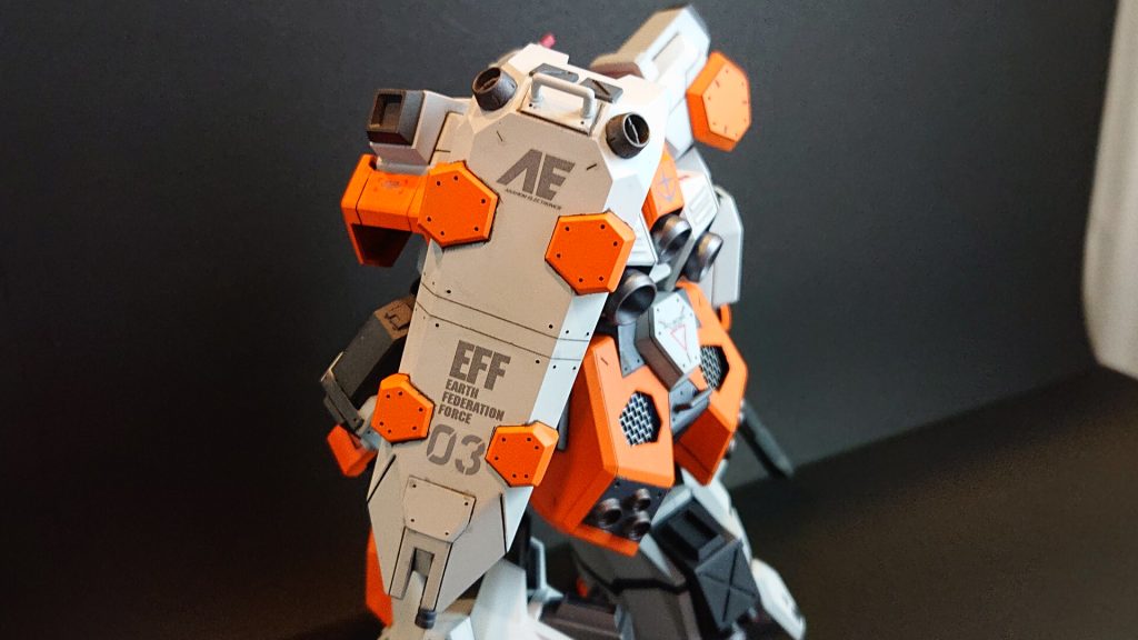 ジェスタと共に特徴のあるフレキシブルシールドは、試験的に小型ジェネレータを搭載しており、直結型のメガビームキャノンへエネルギーを供給している。