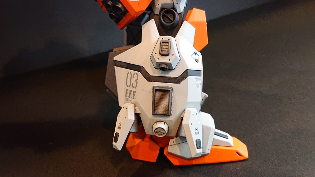 それに対し足廻りのスラスターは新開発の超小型熱核ジェットエンジンを搭載し、プロペラントに余裕を持たせている。スラスターの配置は、瞬時に機体方向を回頭できるように分散して搭載されている。
防塵フィルター付きのインテークは大型のユニットを多数搭載し、冷却と燃焼の両方に作用している。