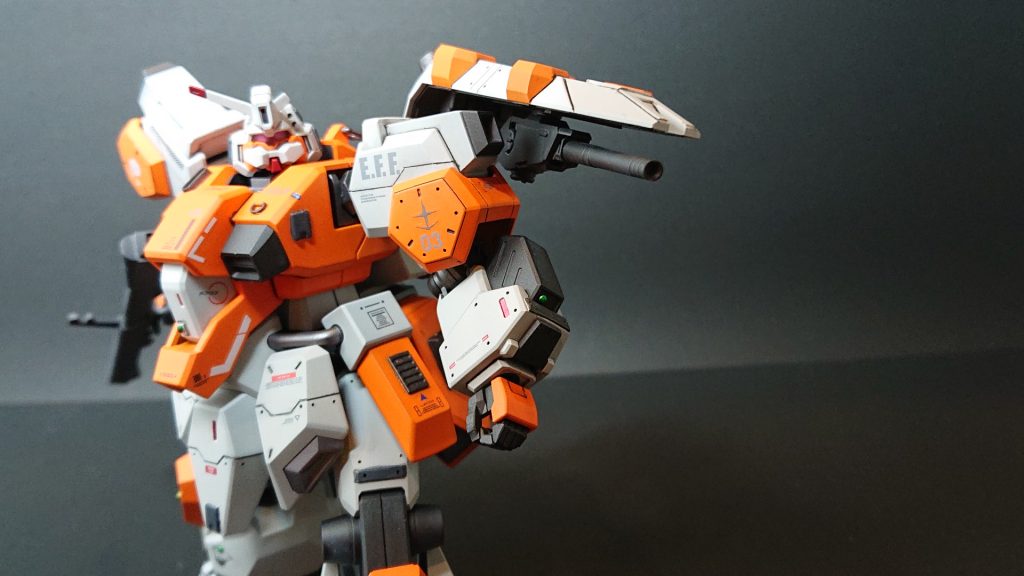 シールドの装甲は複装構造で、衝撃を吸収するようにできている。メガビームキャノンは回転軸が備わっているため、ある程度の射角をコントロールできる。