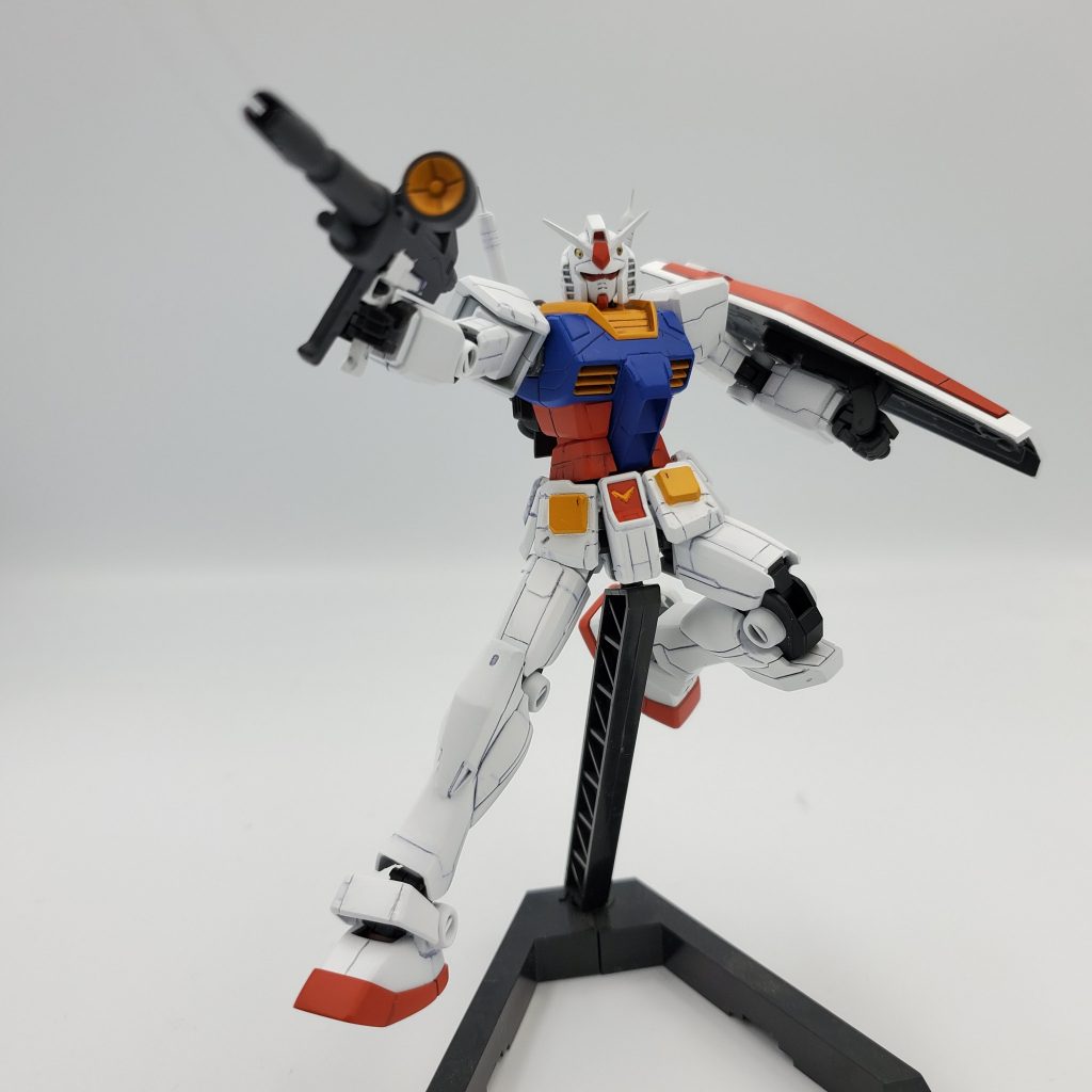 全身の筋彫りの他には武装類の塗り分け、リアアーマーの可動化、真鍮線、真鍮パイプ、プラ板、パテによるディテールアップ等を施しています。