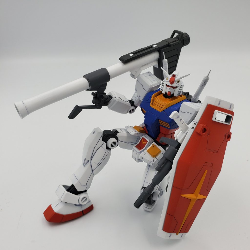 塗装はEXホワイト、ガンダムカラーブルー(Z系)、ビビットオレンジ、フレイムレッド、メカサフ、武器は修正が楽なエナメルのグレーです。
ツインアイは黒で塗った後に目の部分だけ削って塗料を落とし、キット付属のシールで後ろから反射するようにしています。
写真では見づらいですが肉眼で見るとなかなかいい感じです。
仕上げはEXクリアのつや消しにスムースのフラットベースを混ぜたものでコートし、リアルタッチマーカーでスミ入れしています。
白、青部グレー2 黄、赤部ブラウン。