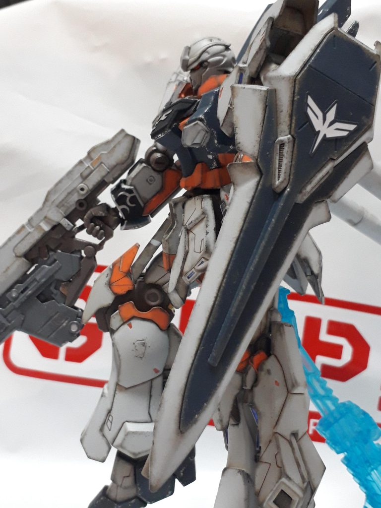 ポージング決めてみました。銃が重くて右腕が上がらない‼️