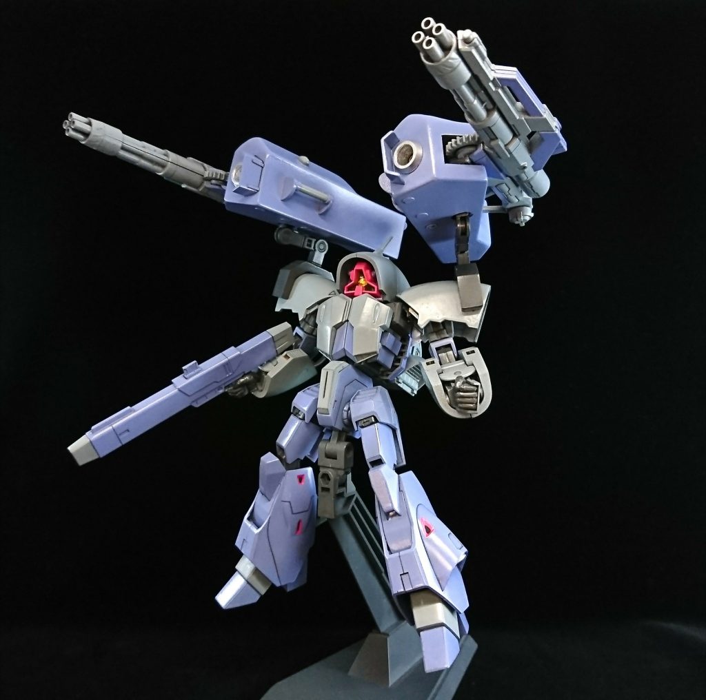 MS形態でビームガトリングを肩にマウントすることもできます。ただしバランスがシビアです(笑)
ウィングアーマーも背負わせようとしましたが、パテで重量がマシマシになってしまったので断念( ̄▽ ̄;)
================
続いて制作記録です。