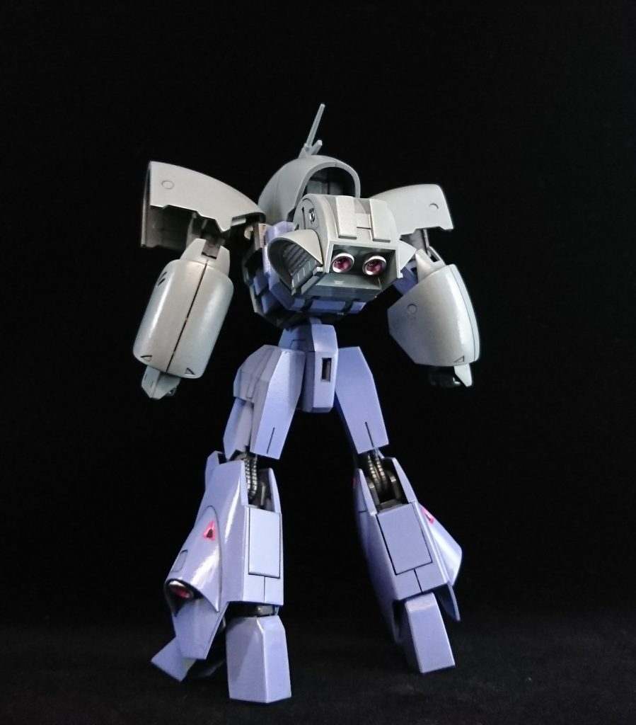 バックショットはこんな感じ。
塗装は大部分がアクリジョンで、ベースグレーを下地にエアクラフトグレーやすみれ色をイージーペインターで吹きました。ピンクの部分はマルーンレッド+蛍光ピンク+ホワイトから作りました。
関節部分の、ベースグレーをパールコートした色味が個人的にお気に入りです。