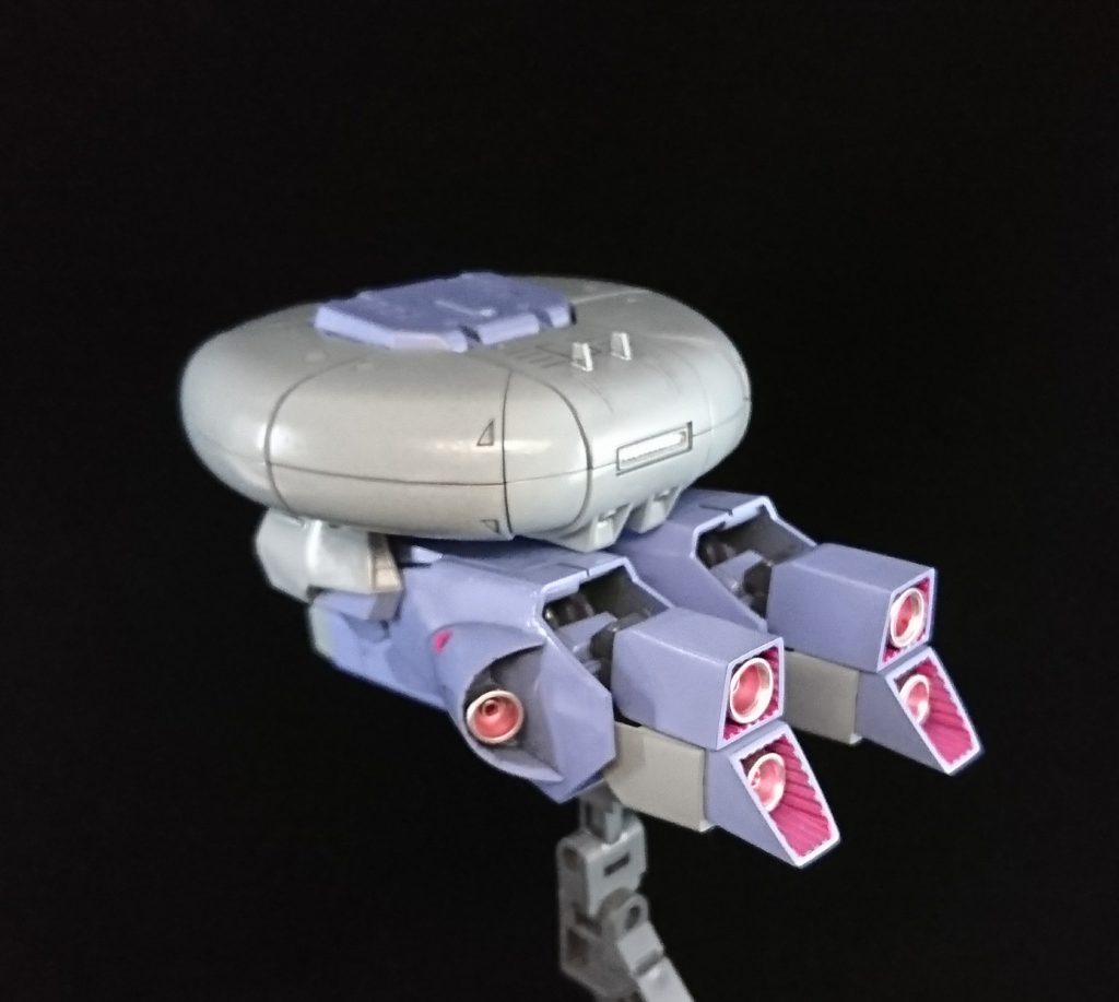 MA形態のバックショット。
スラスターノズルや、MA形態でのオレンジのセンサー部分(?)は、ガンマカブラシでEXシャインシルバーを吹いた後、リアルタッチマーカーで色味を付けたりしています。