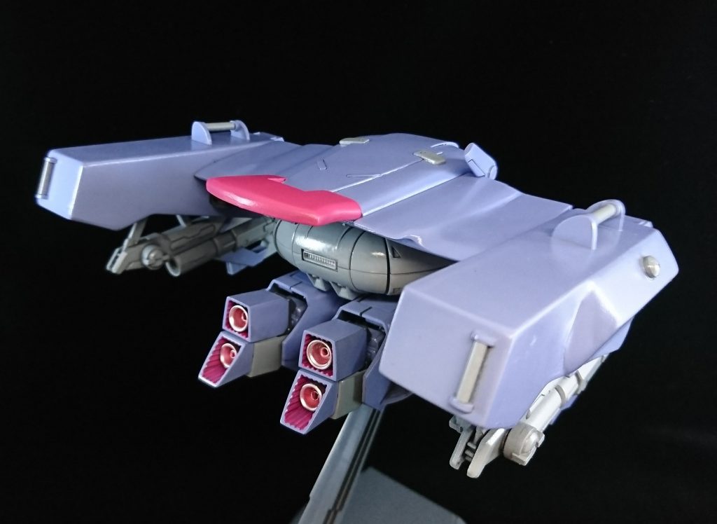 レッドテイル装備時のバックショット。
ビームガトリングはHGBCのスピニングブラスターを軸にプラ板を箱組み、ウィングアーマーはプラ板を下地に光硬化パテを盛ってスクラッチしました。