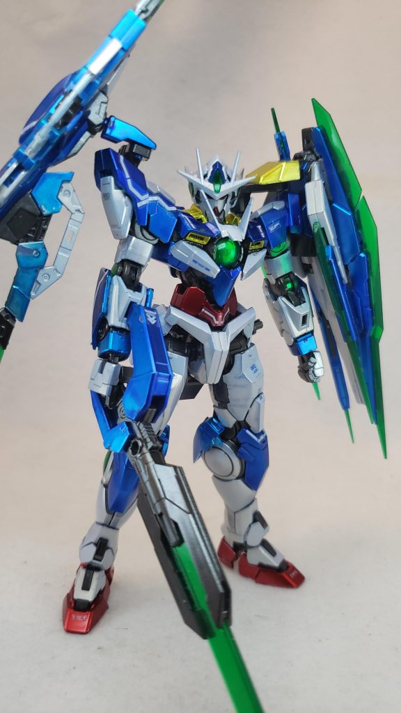 ポーズ３
GNソードV - ソードモードからライフルモードへと変形可能なほか、GNソードビット6基を刀身に合体させることで、ソードモードはバスターソード、ライフルモードはバスターライフルへとそれぞれ強化される[122]。バスターソードモードでは、ライザーソードの使用も可能