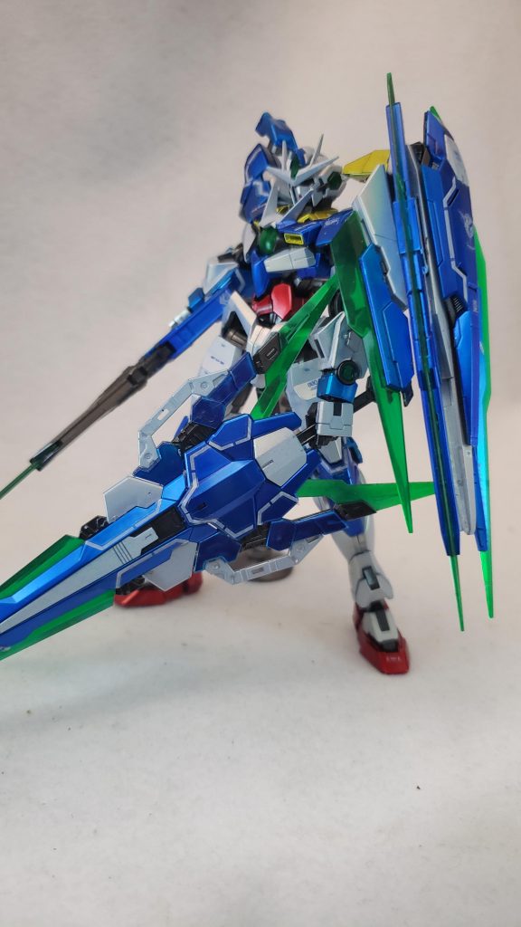 ポーズ４
GNソードIVフルセイバー - 本装備は、刀身である「メインブレイドユニット」と持ち手である「メイングリップユニット」、その間に接続される「マルチカウンター」からなる「メインソード」、ガンモード・ブレイドモードへの変形機能を持つ3基の「GNガンブレイド」で構成され、これらを組み替えることで多彩な戦闘スタイルを展開する。不使用時の基本形態でもある大型剣「フルセイバーモード」、GNソードVのバスターライフルモードに相当する大型砲「GNランチャーモード」、GNガンブレイドにメインブレイドユニットの前後を入れ替えて合体させた2種類の「ライフルモード」、フルセイバーモードから2基のGNガンブレイドを外した「GNセイバーモード」、GNガンブレイド2基を合体させた「GNガンブレイド ツインエッジ」。これにGNガンブレイド単体の変形モードを含めれば、その数は8種類にも上る[124][注 31]。