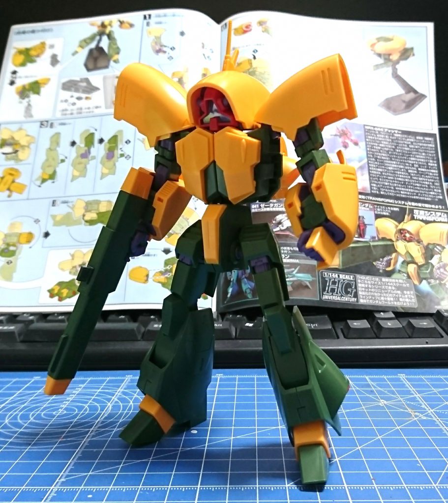 使用キットは『HGUC アッシマー』。
パチ組みのMS形態フロントショットはこんな感じでした。