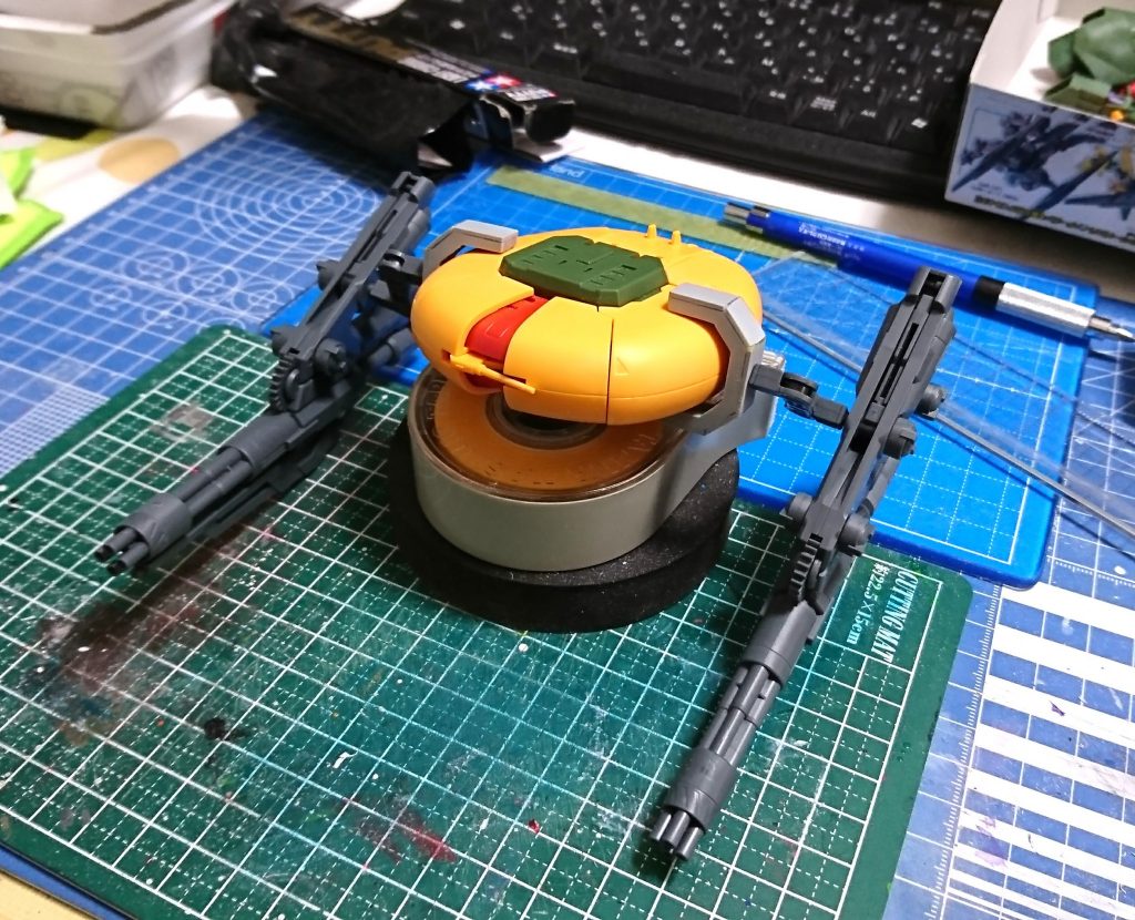 ビームガトリングと本体のとの接続は、ネオジム磁石を埋め込んだU字のマウントパーツを作成して行っています。
HGBCバインダーガンに付属の関節パーツも使用しました。