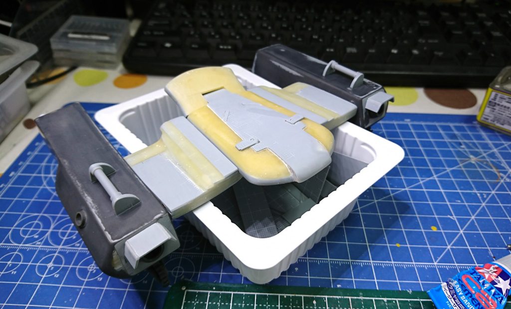 アーマーの尾部に角度を付けたり、プラ板やら丸棒やらでディテールアップしたり。