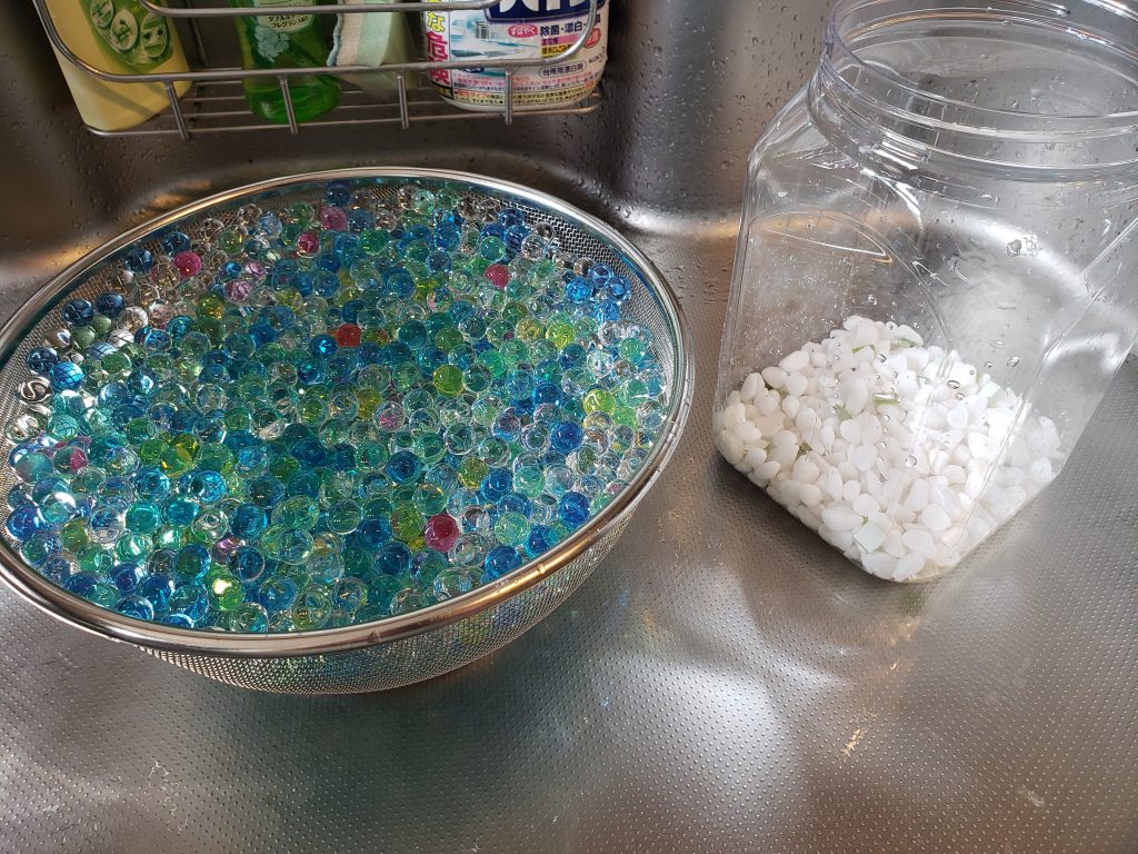 材料達です。
水を扱うので流しで作業しましたが芳香剤は水で膨張するのでうっかり流して排水溝を詰まらせないように気をつけましょう。