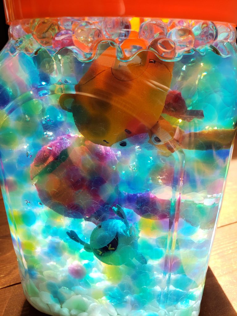 水の表現に使っている100均の芳香剤を複数種類使うことで青一色じゃない不思議な水の表現ができました。
カラフルで見ていて楽しいです。