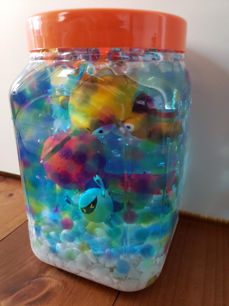 こちらがジオラマ全体の画像になります。
所々にある気泡が水中っぽさを引き立ててくれていると思います。