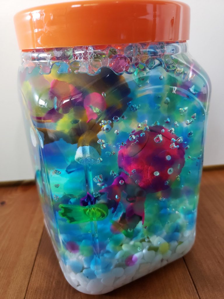 背面側から
バラをイメージした(トマトにしか見えない…)モモカプルの赤色が目を引きます。
モモカプルを丸まりモードにしたのはスペース確保の為です笑