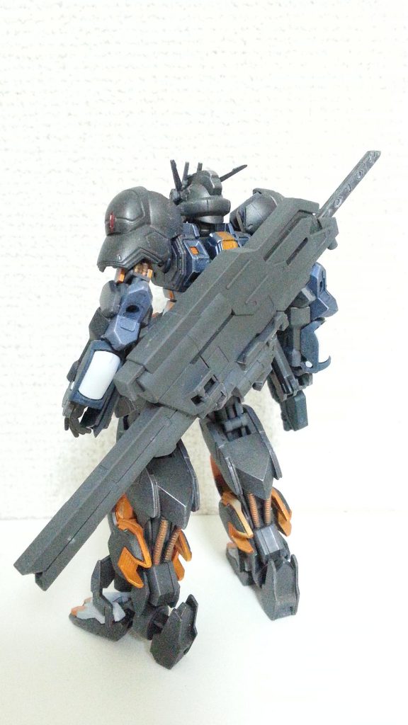 背面。
ブレードの鞘にオルフェンズのレールガンを改造して可動式の大型電磁レール式の鞘として使用。
ボディと頭部、脚部の一部をアトラスガンダムのパーツを使用。
脊椎みたいな背面を見た瞬間こいつを使うしかねぇ!って思いました(笑)