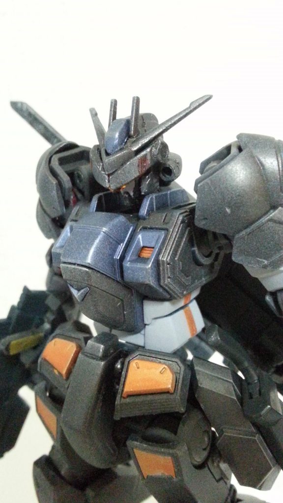 アップ。
ヘッド部分をかなりいじくってバイザー風に。
メタリックブラックで塗装した後につや消しトップを吹いたら古鉄感が出て中々好きな質感になりました~