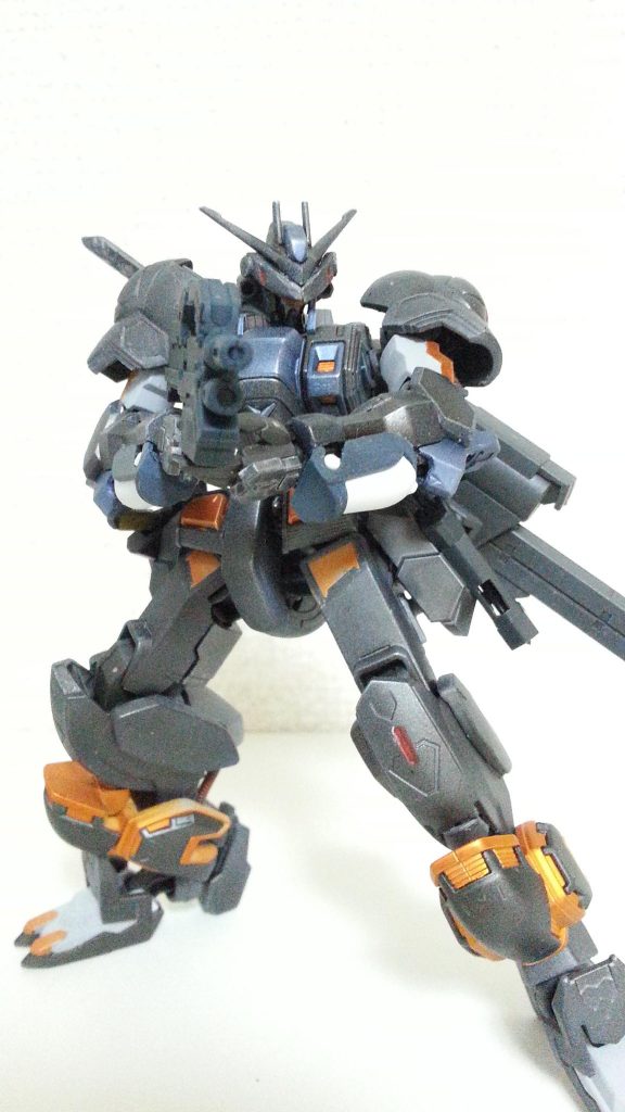 アサルトライフル構え。
腰のハンドガンと入れ替えで懸架可能。