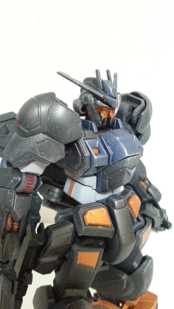 バイザー開閉式にするのにかなり悩みましたが下方にスライドするだけのシンプル構造に。
多目的高性能複合バイザーで様々な機能を内蔵したバイザーで高速戦闘や情報処理等をサポートするが、放熱のため開閉する必要がある的な。
オレンジのバイザーはジェスタの物を無改造で装着できたのでつけてみました(笑)