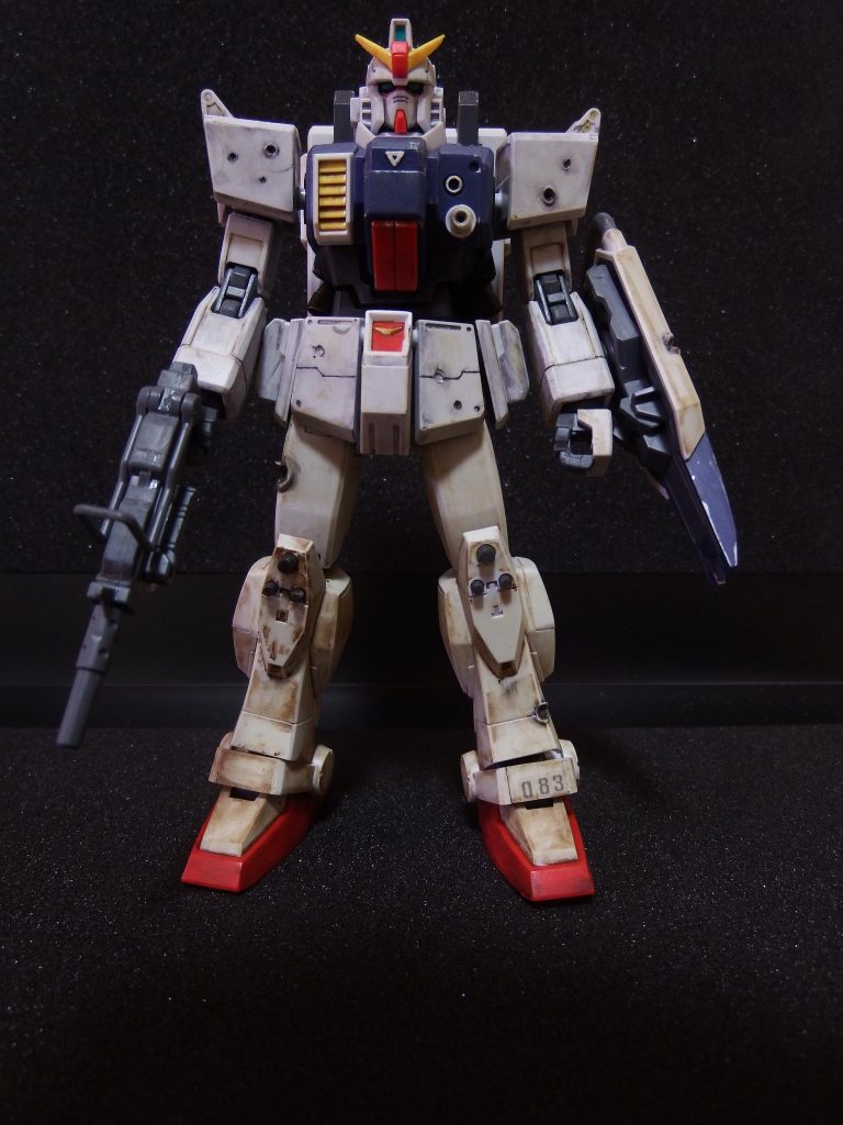 足を中心に泥汚れを再現し、所々に塗装ハゲをタミヤのエナメルの銀で塗りました。主に肩、足に線香を使ってマゼラ・トップ砲やらザグマシンガンの被弾した後を再現してみました。初めてやったのでどの程度のものなのか分かりませんでしたが、それなりにいい感じ?