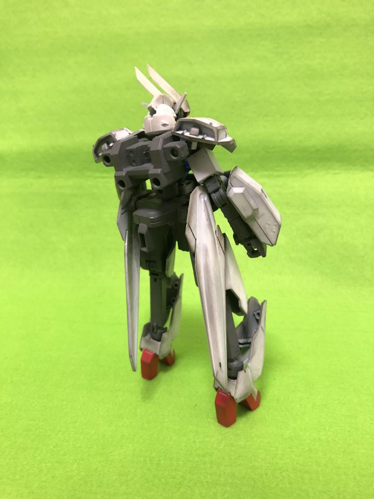 背面は安定のむき出し。機体の軽量化と運動性の強化を優先した結果、という設定です。それにフレームむき出しって格好いいですしね。