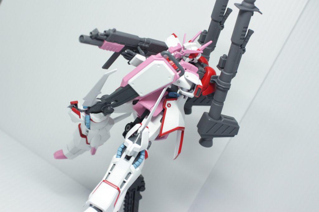 可愛らしいカラーリングとは裏腹な無骨な武装チョイスがいいですよね。ヴァーチェのバックパックを背負ったアザレアパワードと迷ったんですが、やはり一番シンプルなのがいいかなと思ったり。