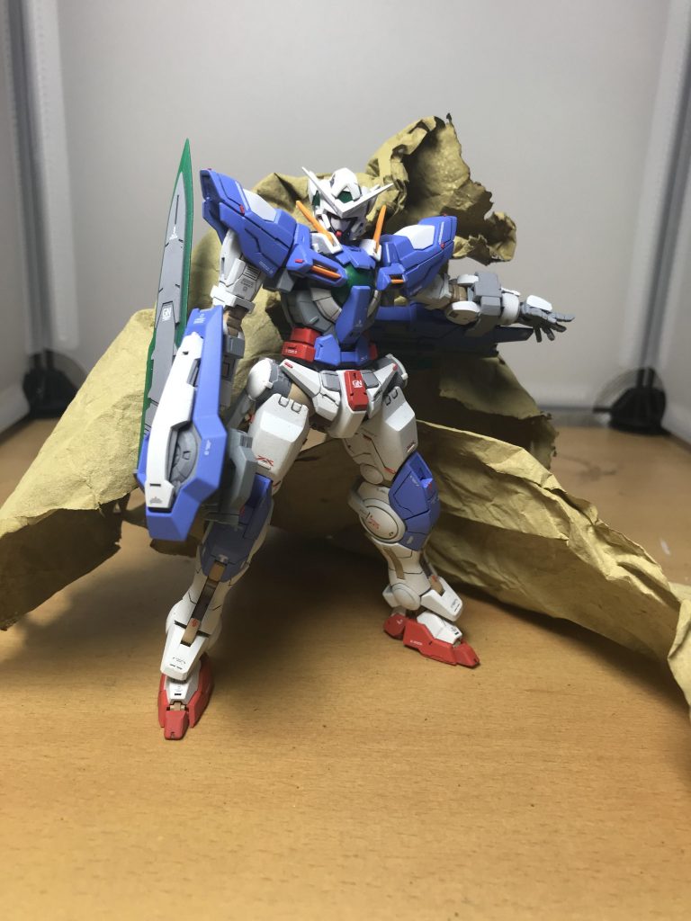 連邦の人工イノベイター研究施設周辺で目撃されたとされるマントに身を包んだ正体不明のアンノウンMS。その正体は施設内のイノベイターになり得る人たちの救出ミッションを遂行中のガンダムエクシアリペアⅢだった。