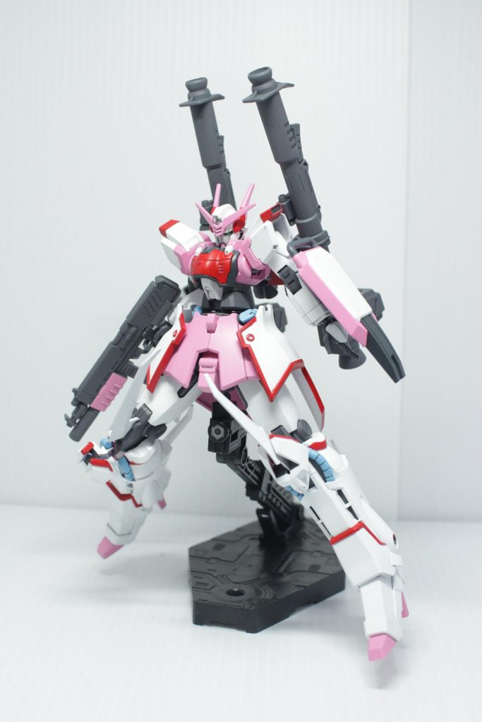 主な改修点は以下。
・何かのハンドパーツと次元ナックルズの手甲を組み合わせて銃持ち手を製作
・お腹のパーツをジャンクにあった何かのパーツに変更
・肩にパーツを挟んで簡易的に幅増し
・腰を幅、奥行きともに5mm以上幅詰め
・ケンプファーのバックパックが胴体と一体だったため、切り刻んだのちプチッガイの椅子などを使って接続