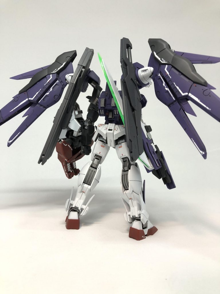 各部シャープ化、プラ板でモールド追加、クリアパーツはホログラム塗装を施しています。