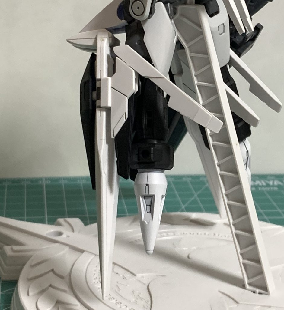 脚部は、本機最大の特徴であるGNブースターが装備されている。宇宙空間での高速戦闘を行うことができ 圧倒的な機動力と高い耐久力をもっている。地上での運用は、困難。