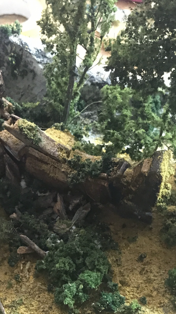 脚部の錆がいい感じだと思ってます。
また足の下には着陸時に下敷きになり折れた木たちの残骸。