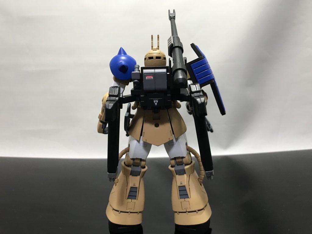 後ろ姿。グレーの箱は弾薬だと解釈して注意書きデカールを貼りました