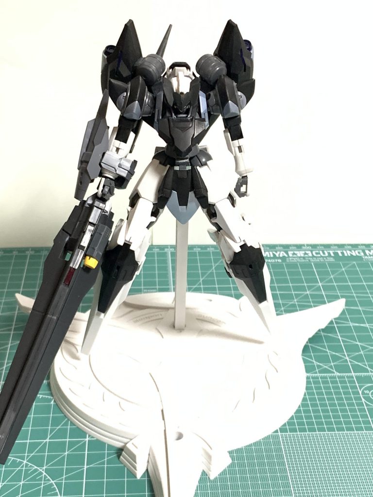 上半身は、初期型 弐型と共通しておりバックパックを展開しフィールドを発生させることが出来る。バックパックは、GNフィールド発生装置のほかに機体の推進力の補助や粒子貯蔵を担っている。