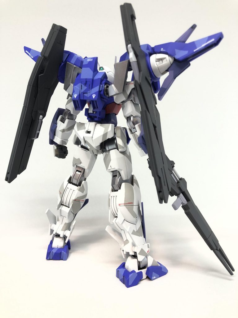 初めてスプリッター迷彩を施してみました。マスキングテープを駆使してパターンを作成しています。
色合いは、事前にカラーチップを作成しバランスを見ながら調整しています。