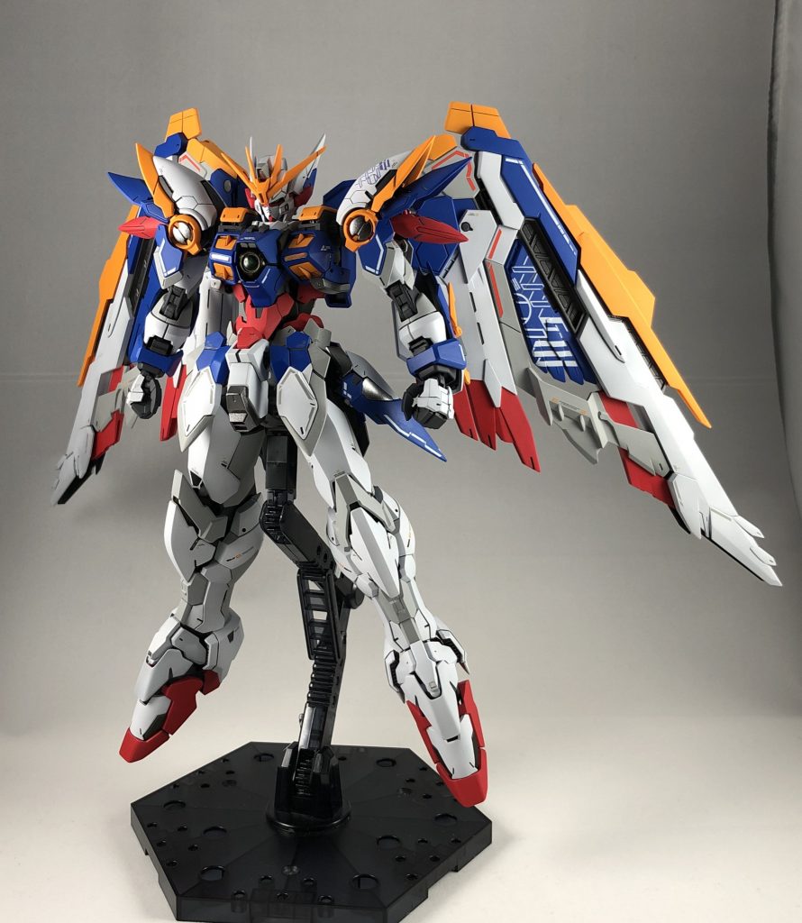 肩の白い部分にスジボリを追加してグレーで塗り分けることで情報量を増やしました