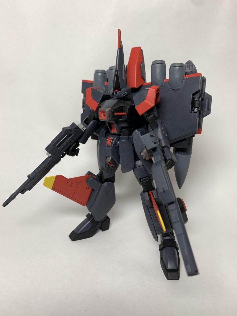 全体像。
いろんなところからそれっぽいパーツをかき集めました。
主には頭はジ・O、胴体はセイバーガンダム、翼はカットシー、腕はシグー、足はカオスガンダムです。