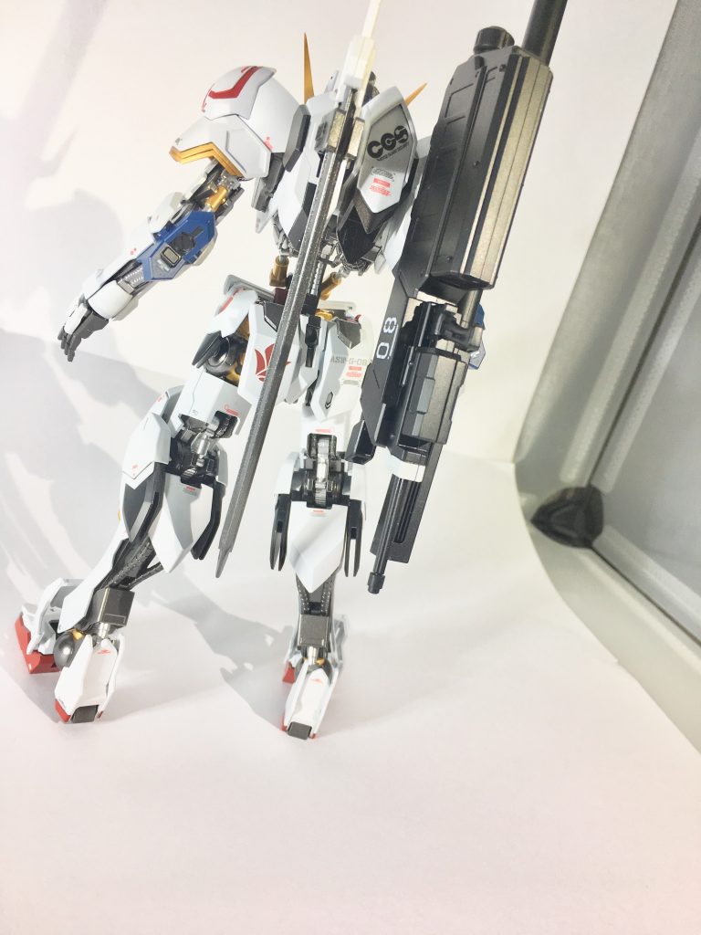 背面は光沢仕上げのガンダムフレームが多めに露出するので適度に色分けしておくとメカ感が出ていい感じです♪