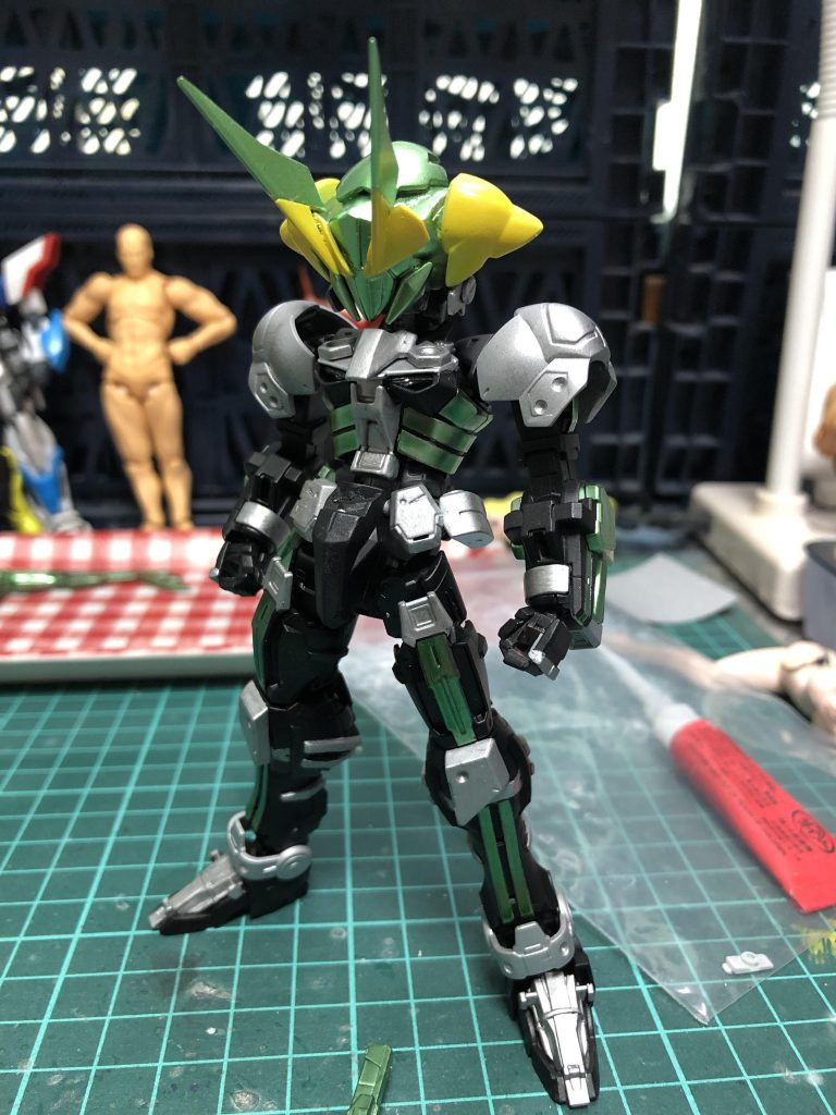 【塗装工程】
・本体など
セミグロスブラック→アルミシルバー→ガンダムマーカーメタリックイエローグリーン
・目などの黄色部分
ガンダムマーカー蛍光グリーン→イエロー
・仕上げ
半光沢
今回もGMエアブラシシステムが大活躍でした。