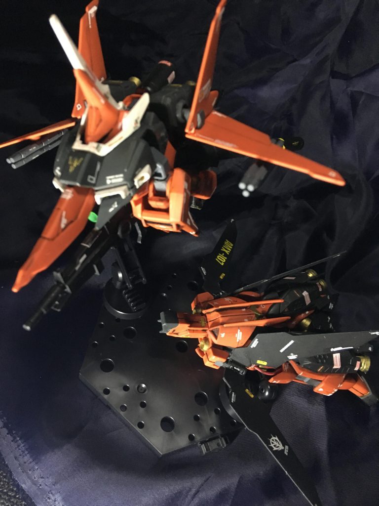 整備員
「で、従来通り可変して分離もするんっすよね?」
先輩整備員
「応、ベースはバウだからな。ただ、資源の無駄使いをしない為にもナッター擬にして機動力をあげてるぞ」
整備員
「え?翼がデカく増えてる⁈」
先輩整備員
「わざわざバーニアを4機増やしてるからな、それ相応の制御が可能な構造だな」