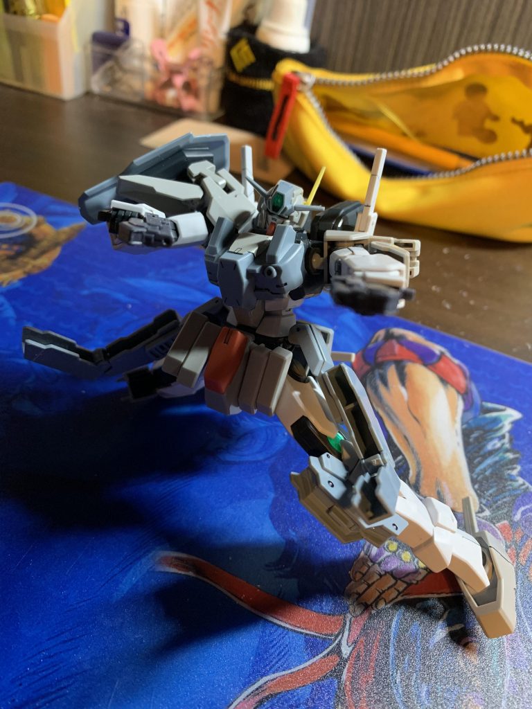 腰部のホルスターにGNピストルを収納、ガン=カタはロマン