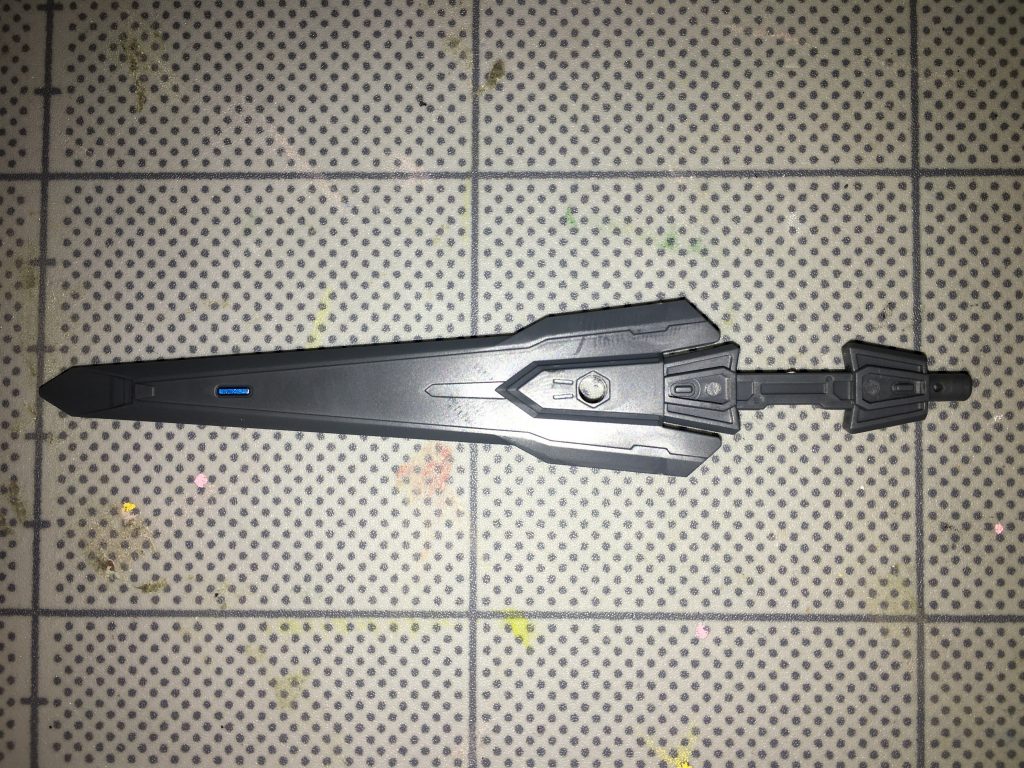 グラディウス・ドラグーンブレイド。無線誘導兵器の一種で、ブレイクジャケットの上部に1基搭載されている。銃剣とビーム砲の特性を併せ持つばかりでなく、必要に応じて手に持って使用することもできる。