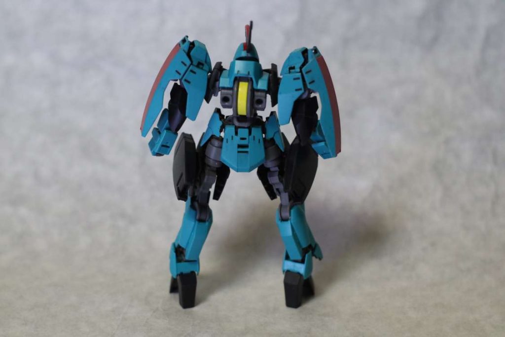 地上仕様リア。エイハブリアクターを黄色に塗るのももはや無意識にできるほどグレイズは買ってますね。
通常仕様と違い、足がハイヒールなのでスタイルがよく見えます。