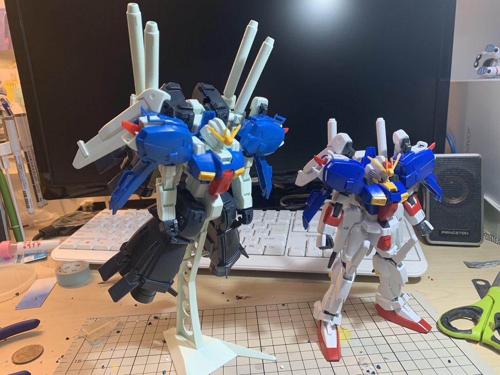 旧キット、HGUCそれぞれ単体で組み上げた時の写真です。
HGUCだからと言って油断していましたが、その中でもかなり古いキットなので、いろんなところに合わせ目がありました。
(足が無い分、ちょっと楽だったかもしれません)
(ブースター4個同じものがあるのもしんどかったですが…)
この作品で一番苦労したのは合わせ目消しです笑
以下、改造箇所を開設させてください。
まずはアンテナのシャープ化をし、合わせ目消し、目立つヒケの処理は全体的に行なっています。