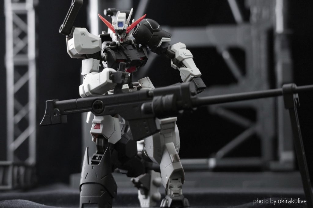 右肩に懸架しているライフルを使用する時は右膝のシールド兼バイポッドを展開。