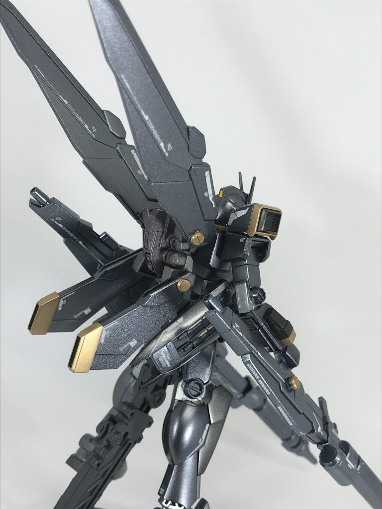 レッドウォーリアーと同じ
バックパックを装備。
サイドアーマーにはジムⅢの
ミサイルランチャーを装備し
遠距離砲撃型として仕上げ
ました。