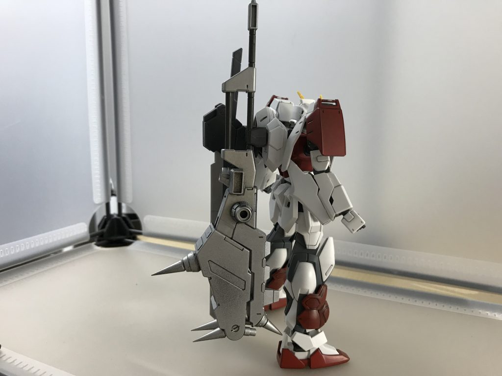 ストライクをベースにアンテナ・肩・腕・腰・足にバルバトスのパーツを使って装甲を増しました。