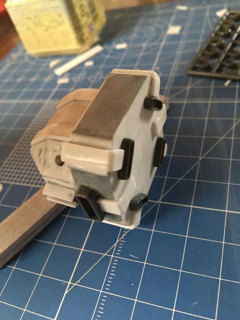 バックパックの制作。
ここが一番の難所でした…
プラ板で初のスクラッチ作業！
切り出しに時間がかかり若干バランスが悪かったりしたこともありましたが、この部分が上手くまとまったのは本当に嬉しかったです😊