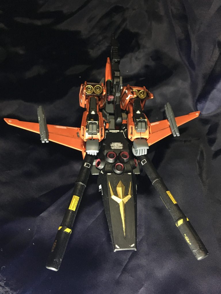 整備員
「出力を上げる分燃費が悪くなるから背中に大型タンクを2本増やしてるんすね」
先輩整備員
「うむ、ゼクみたいに足に増やそうと話があったらしいがナッターに分離させた時邪魔そうだしな」
整備員
「ナッターもエグく改造されてますが、アタッカーも大概っすね」
先輩整備員
「下半身ばかりじゃな、パイロットが乗るのは上半身だ。生きて帰って来る前提だから蔑ろにはできんさ」