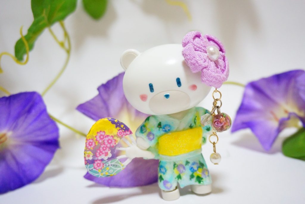 妹は浴衣です。
着物より丈は短く、胸元もすこしゆるく着付けています。
髪飾りはダイソーでヘアピンとイヤリングをバラして作り直しました。
うちわは手作りです。